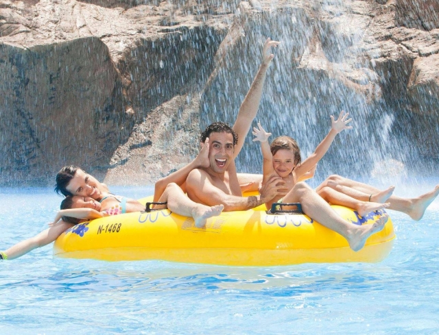 Con los peques bajo la cascada